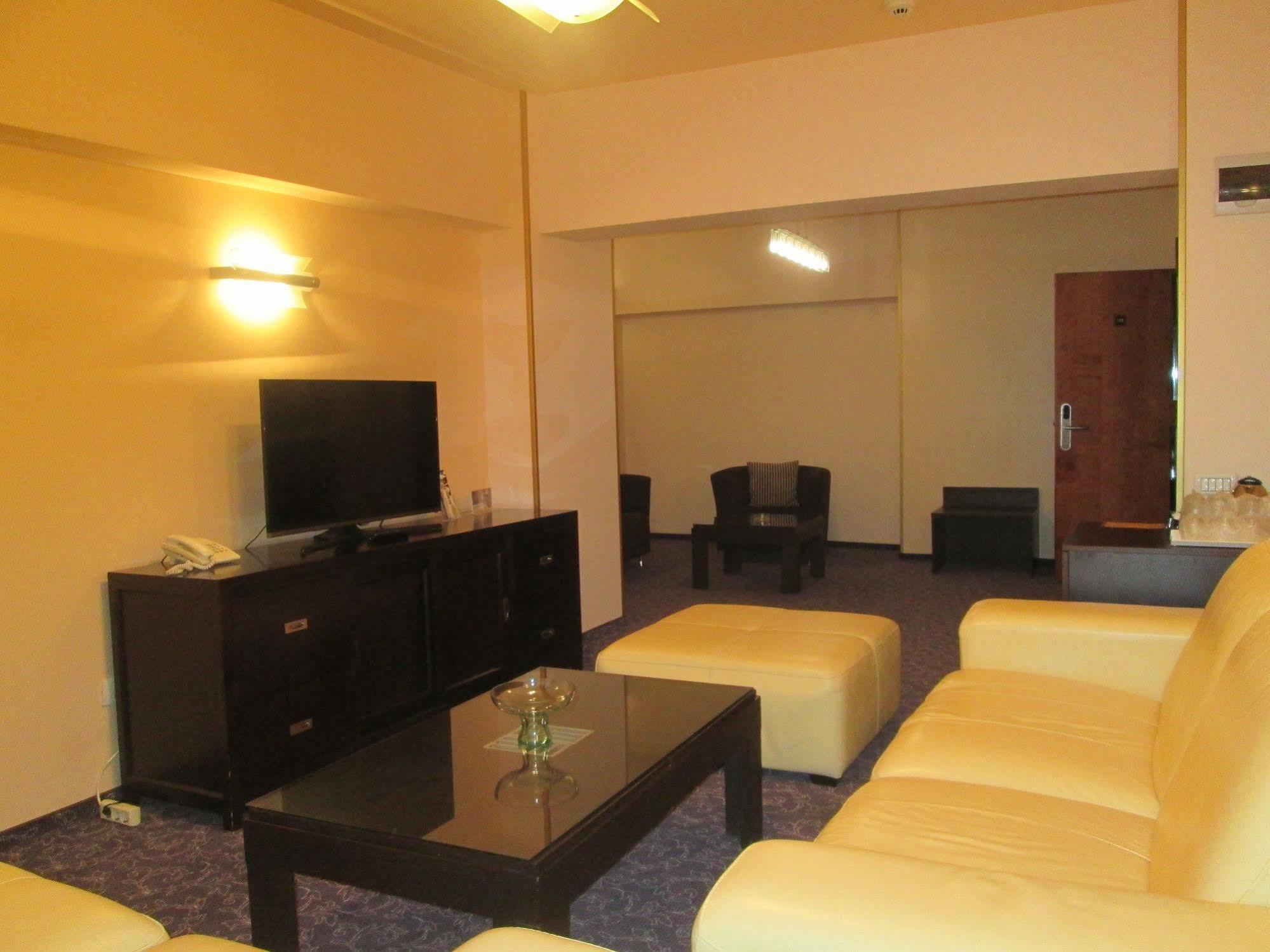 Hotel Dumbrava Bacău Eksteriør billede